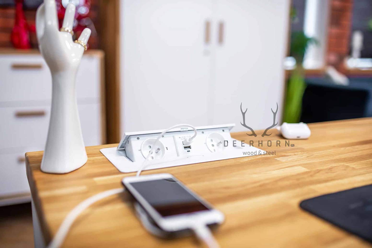 Bureau ouvert blanc avec plateau en bois et caisson avec tiroirs