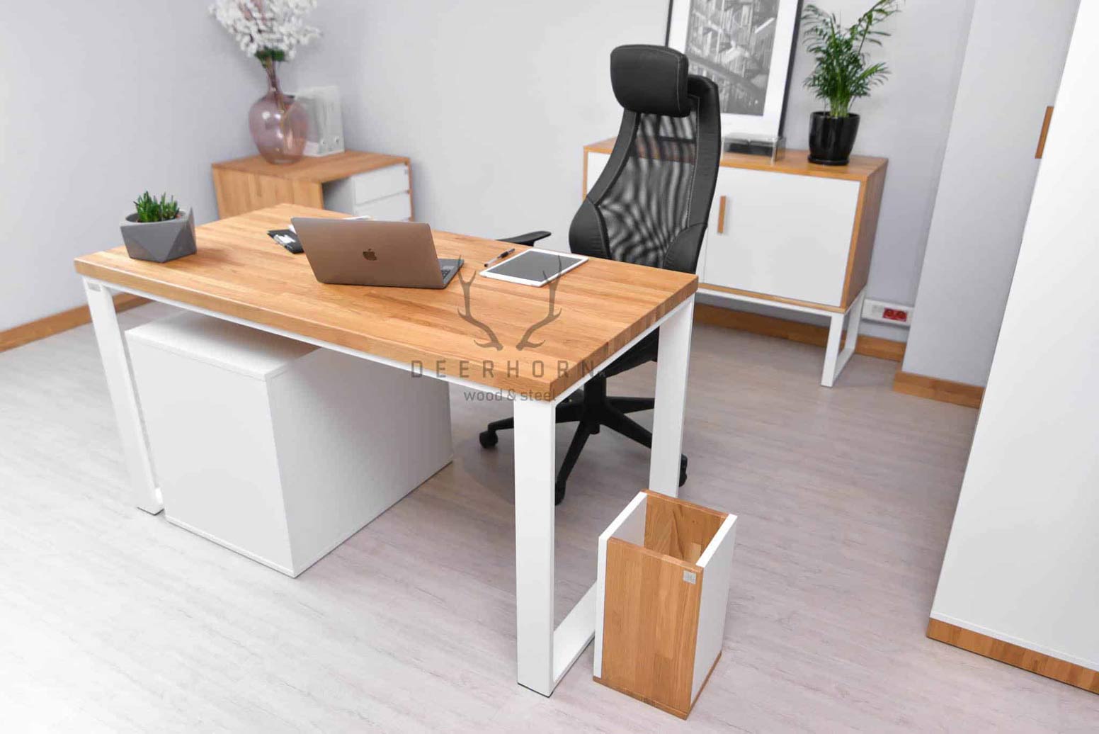 Bureau ouvert blanc avec plateau en bois et caisson avec tiroirs