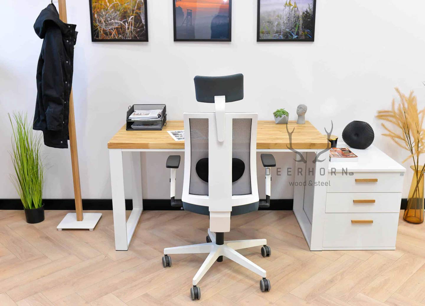 Bureau ouvert blanc avec plateau en bois et caisson avec tiroirs