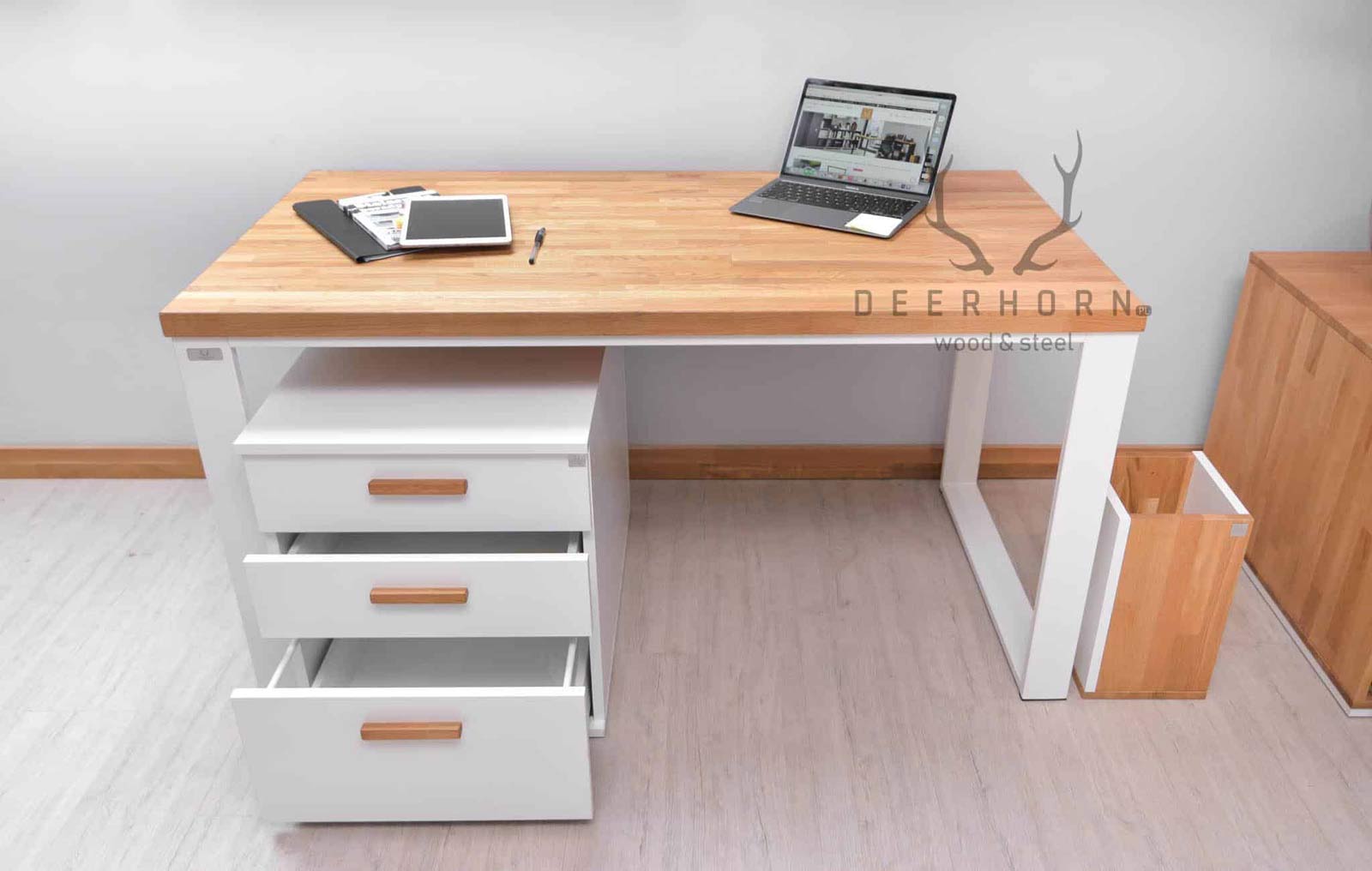 Bureau ouvert blanc avec plateau en bois et caisson avec tiroirs