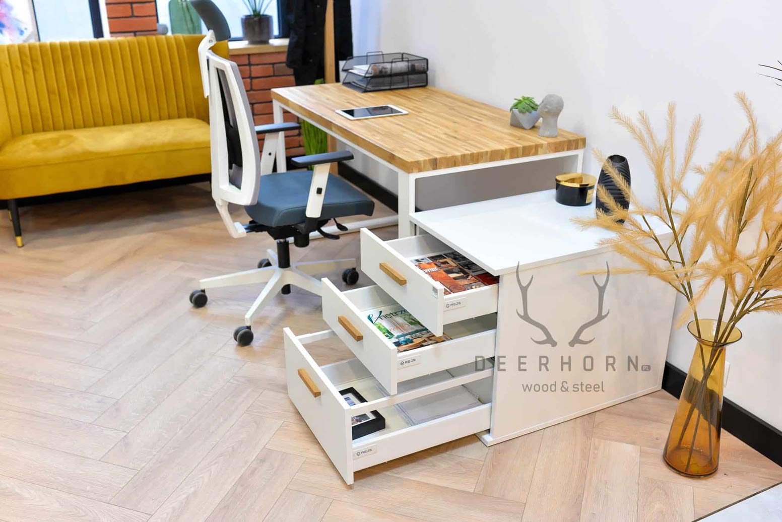 Bureau ouvert blanc avec plateau en bois et caisson avec tiroirs