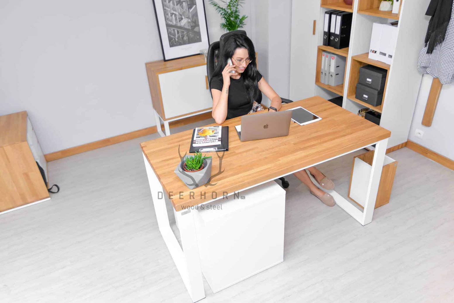 Bureau ouvert blanc avec plateau en bois et caisson avec tiroirs