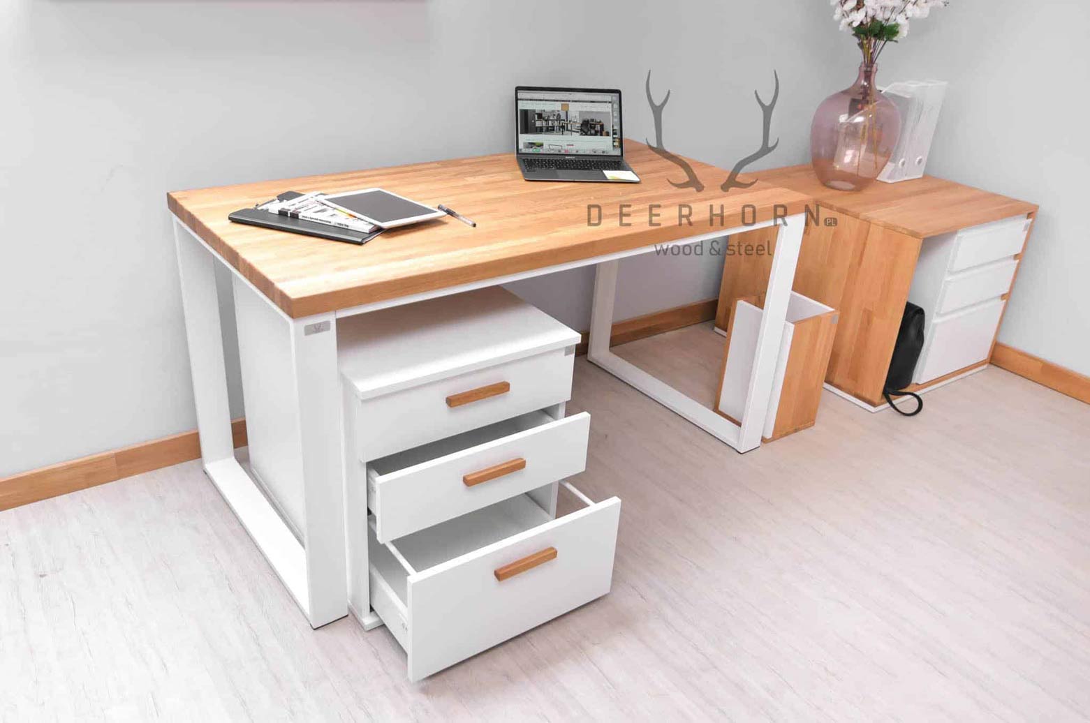 Bureau ouvert blanc avec plateau en bois et caisson avec tiroirs
