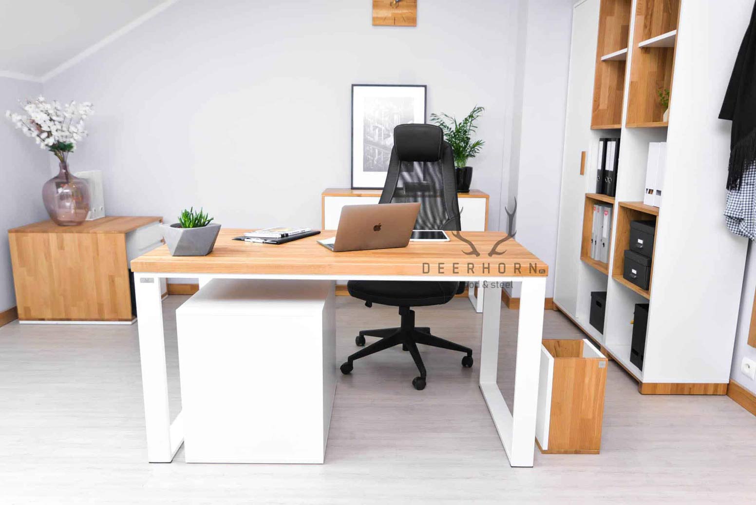 Bureau ouvert blanc avec plateau en bois et caisson avec tiroirs