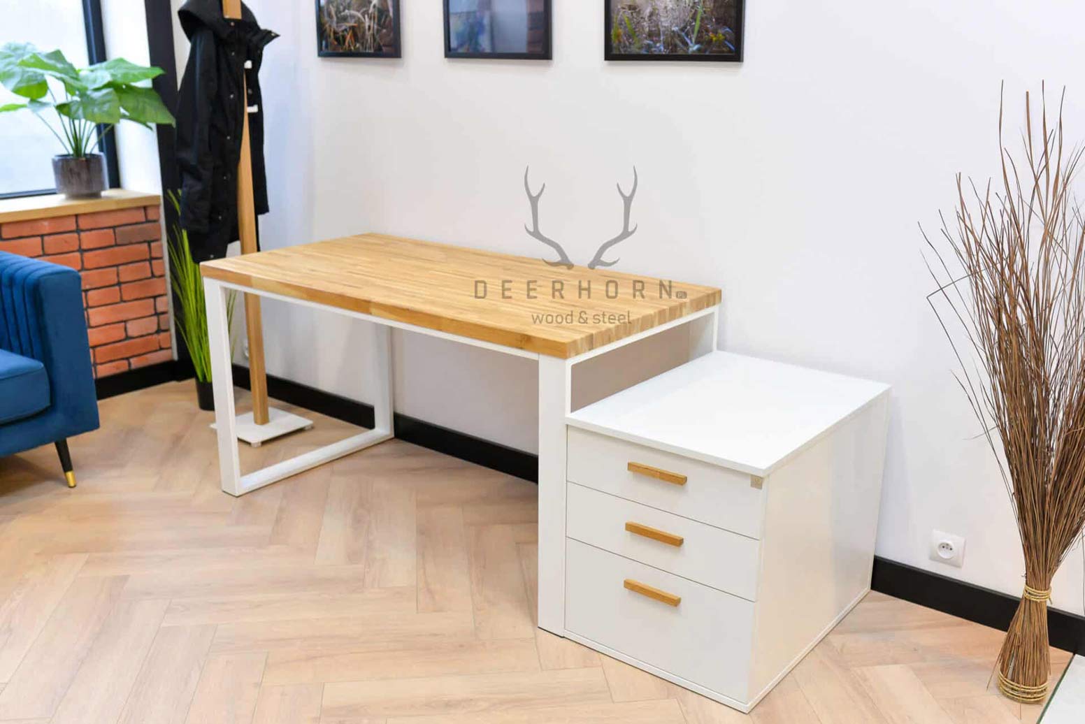 Bureau ouvert blanc avec plateau en bois et caisson avec tiroirs