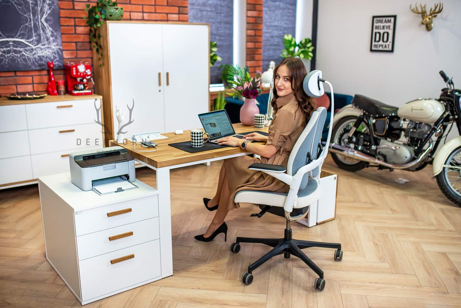 Bureau ouvert blanc avec plateau en bois et caisson avec tiroirs