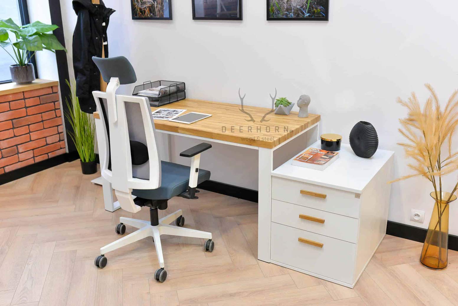 Bureau ouvert blanc avec plateau en bois et caisson avec tiroirs