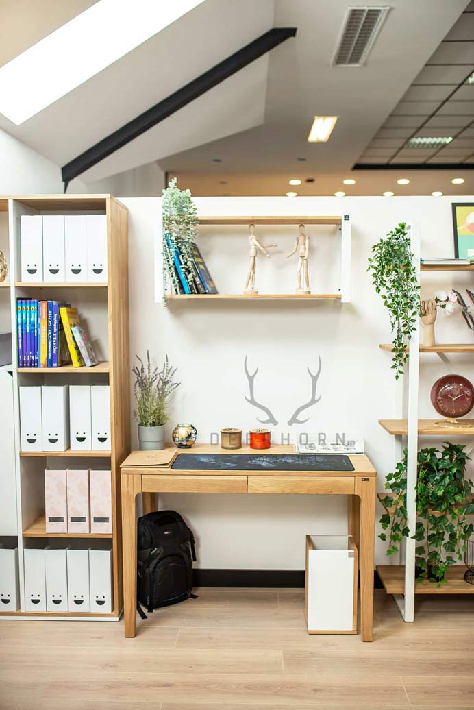 Bureau en bois avec tiroirs