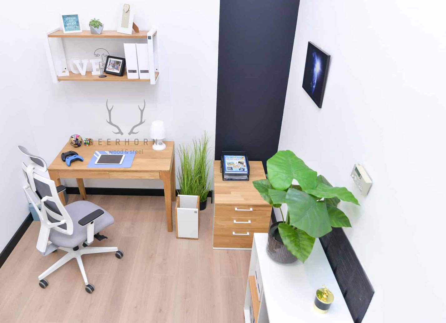 Bureau en bois avec tiroirs