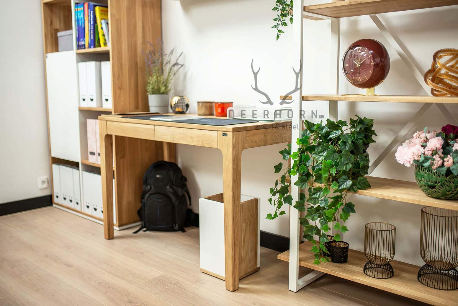 Bureau en bois avec tiroirs