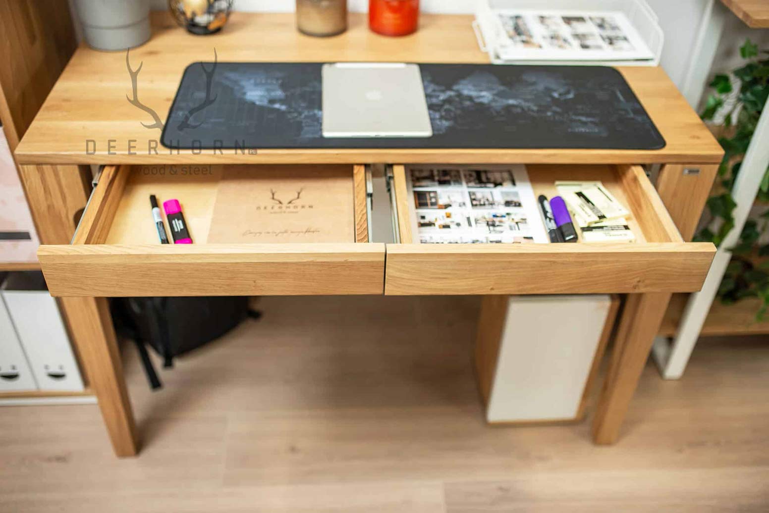 Bureau en bois avec tiroirs