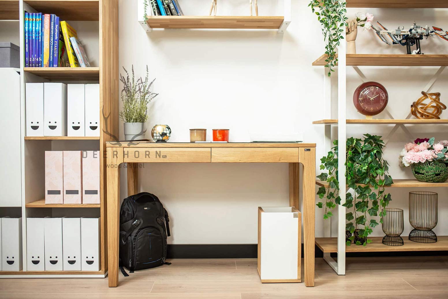 Bureau en bois avec tiroirs