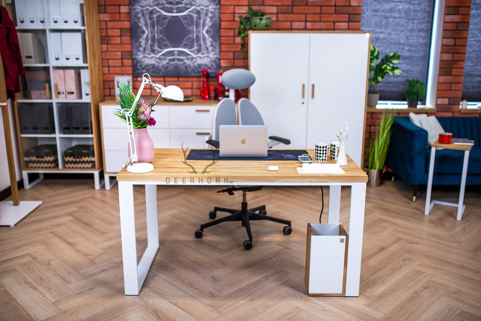 Bureau blanc avec plateau en bois