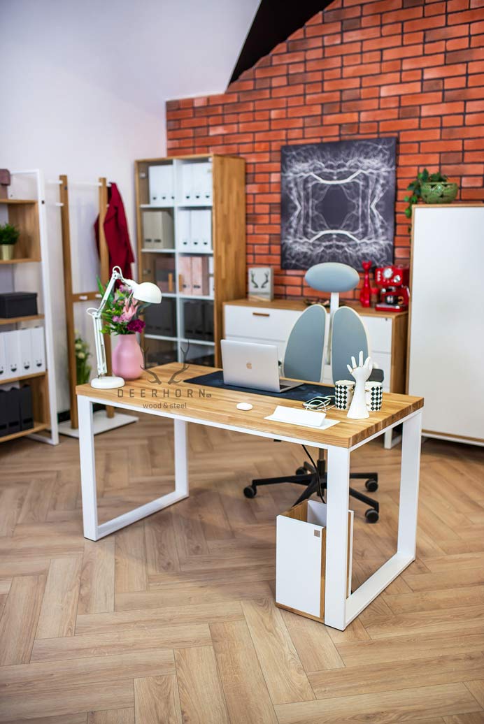 Bureau blanc avec plateau en bois
