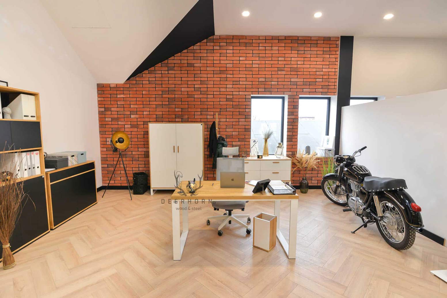 Bureau blanc avec plateau en bois