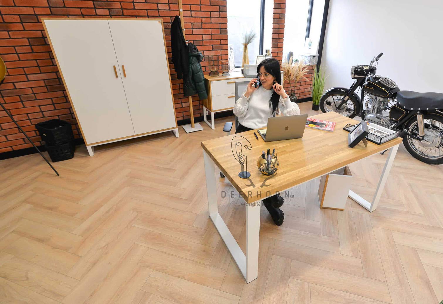 Bureau blanc avec plateau en bois
