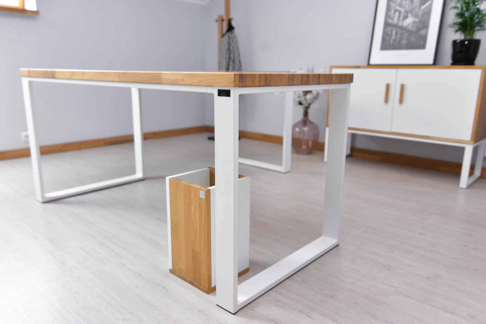 Bureau blanc avec plateau en bois