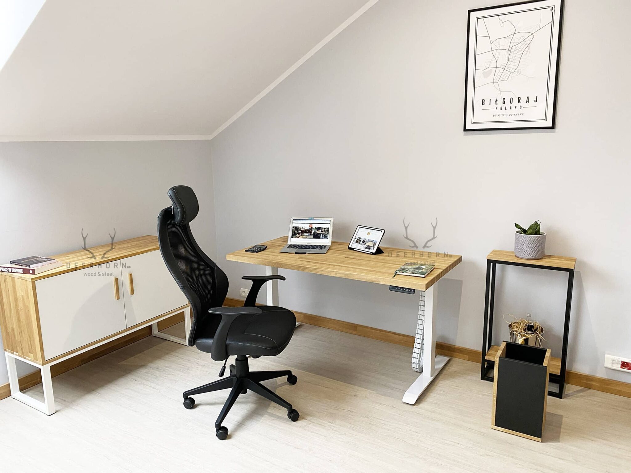 Bureau réglable en hauteur avec plateau en bois blanc