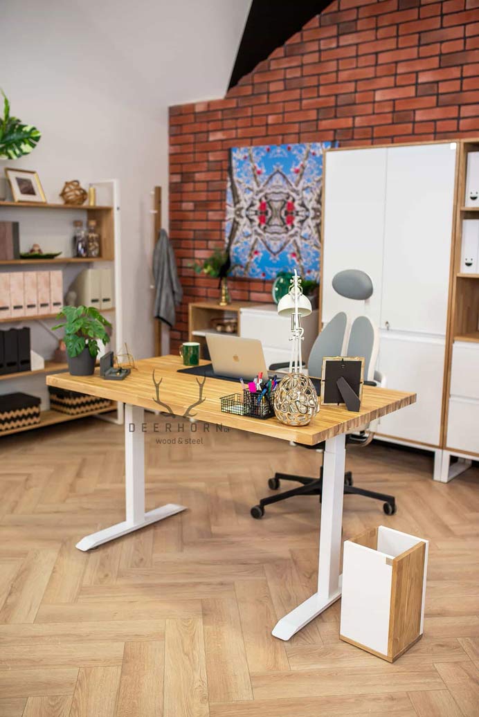 Bureau réglable en hauteur avec plateau en bois blanc