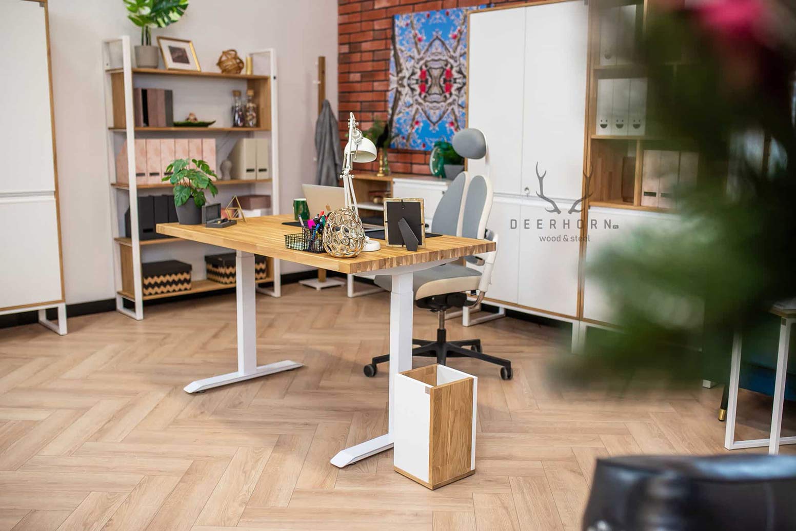 Bureau réglable en hauteur avec plateau en bois blanc
