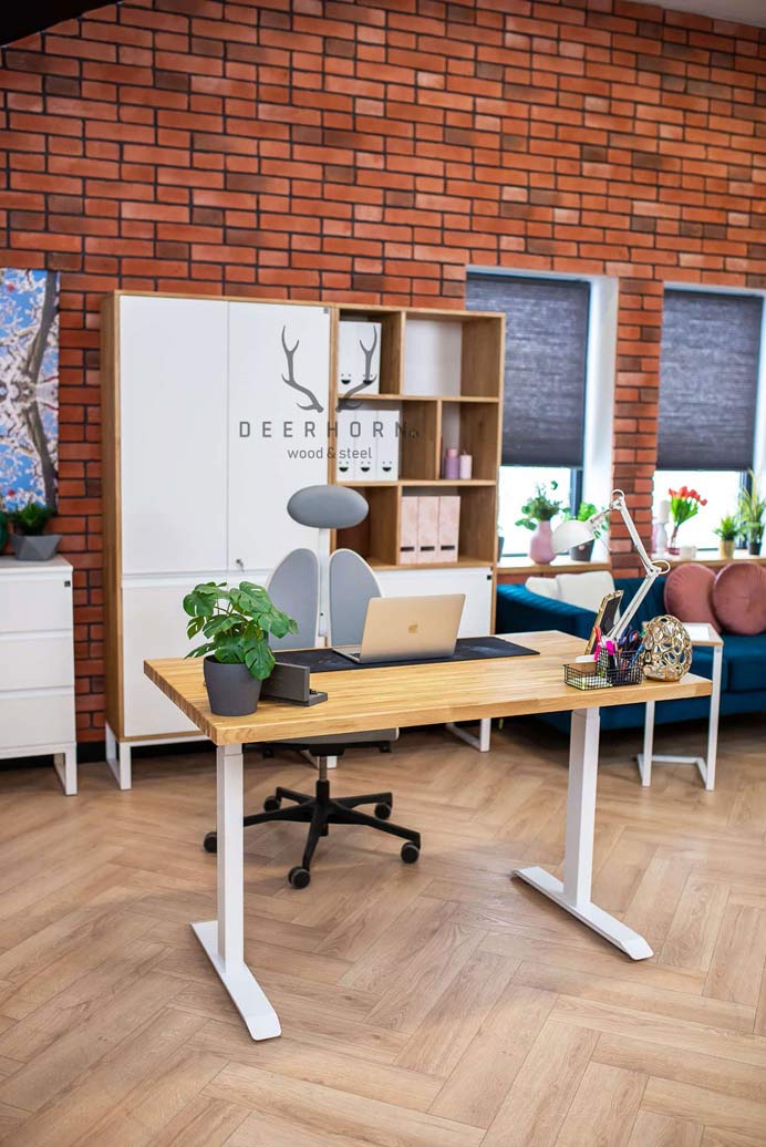 Bureau réglable en hauteur avec plateau en bois blanc