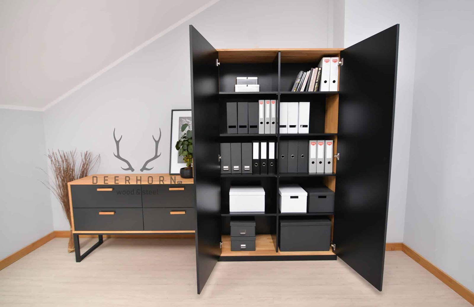 Classeur fermable pour le bureau. Largeur 118cm