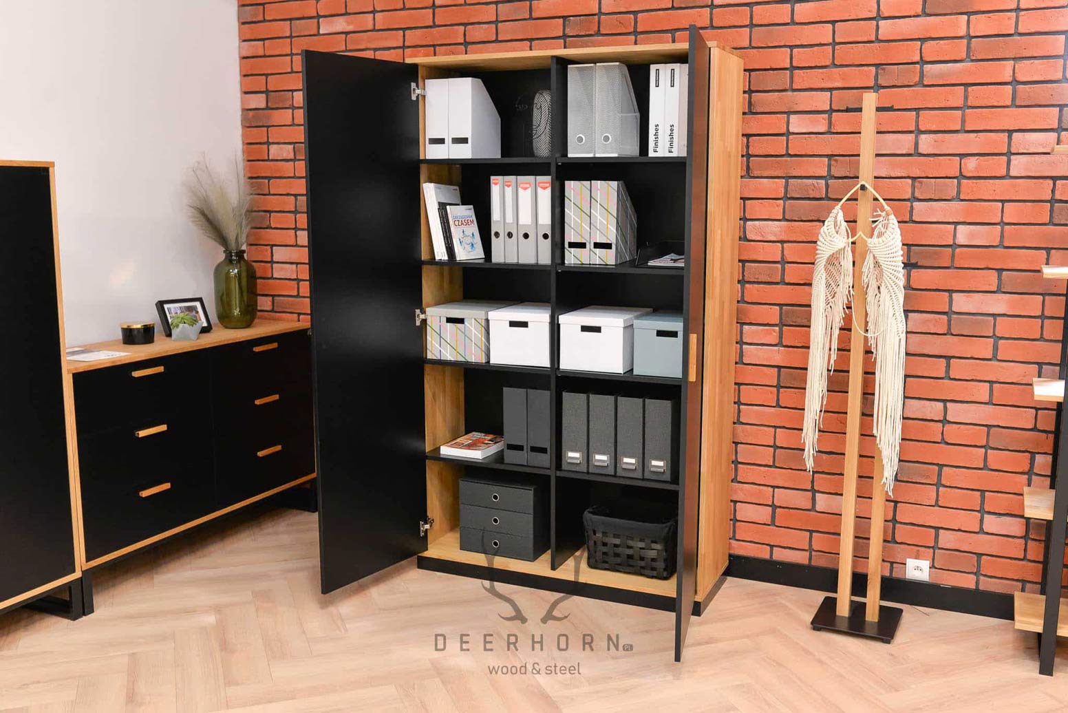 Classeur fermable pour le bureau. Largeur 118cm