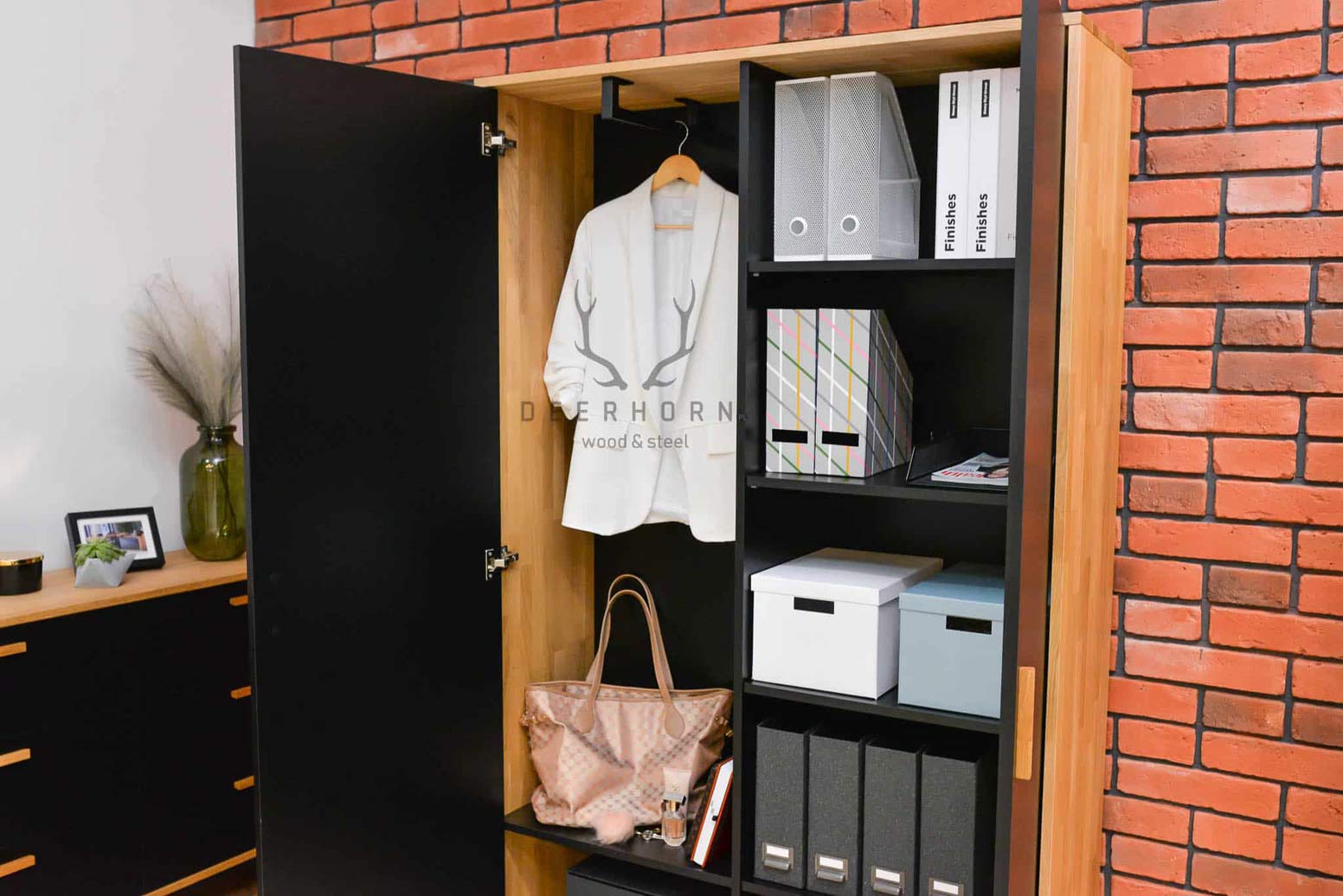 Classeur fermable pour le bureau. Largeur 118cm