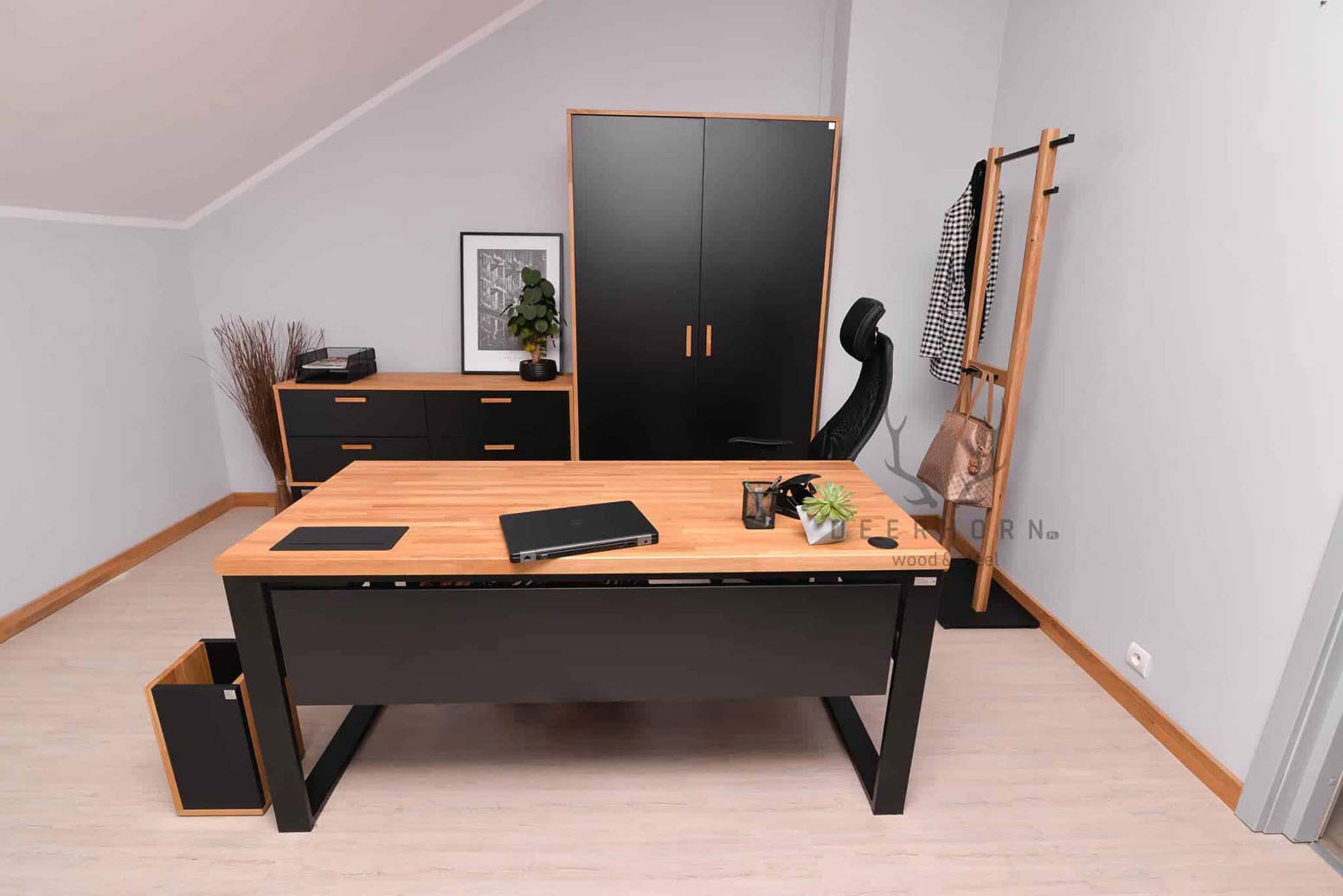 Classeur fermable pour le bureau. Largeur 118cm