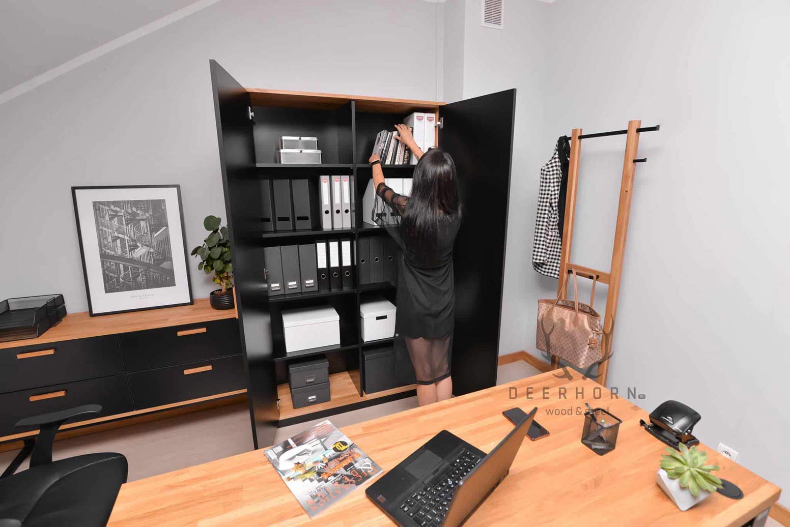 Classeur fermable pour le bureau. Largeur 118cm