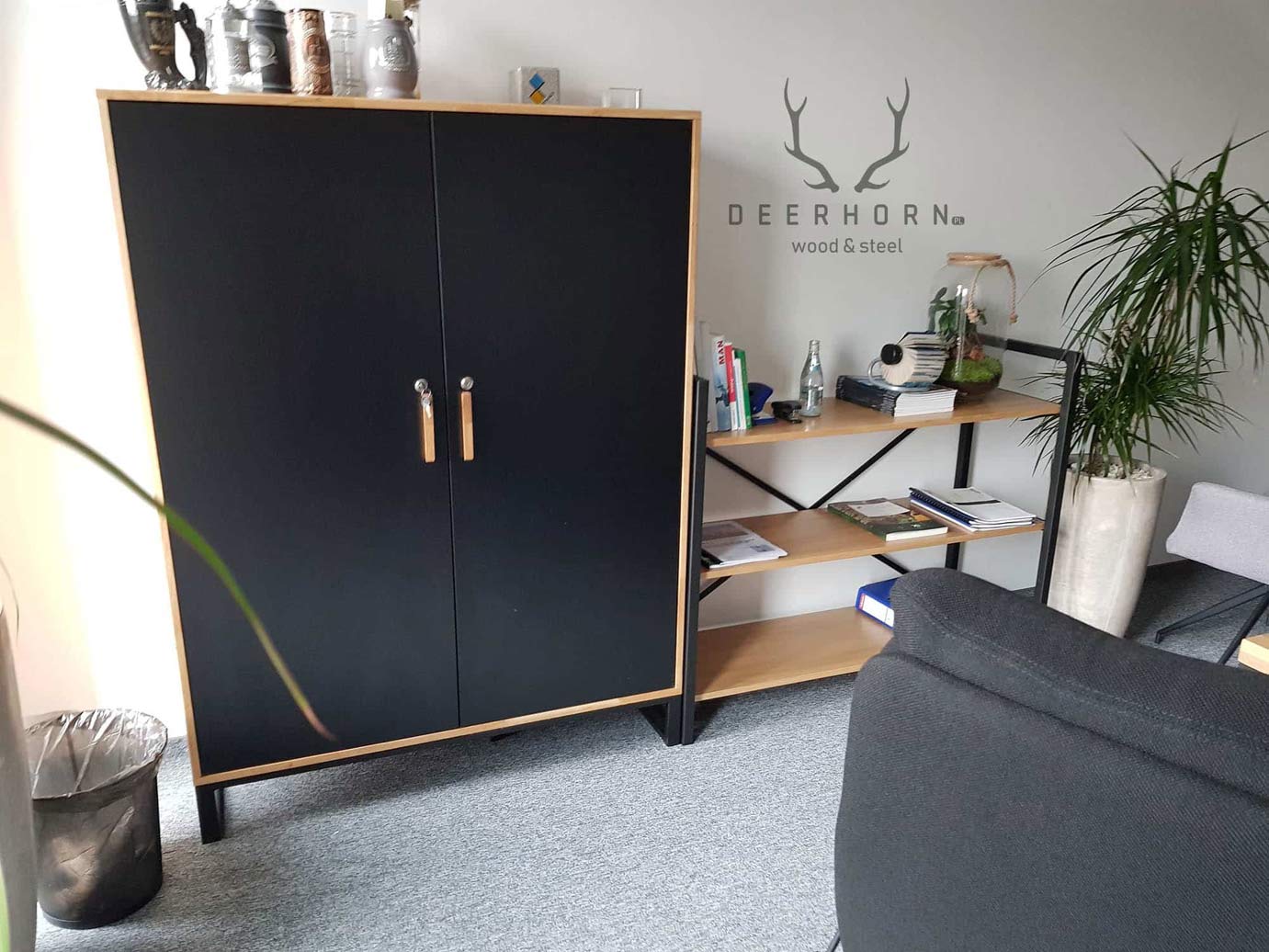 Armoire de bureau pour vêtements et classeurs. Largeur 118cm