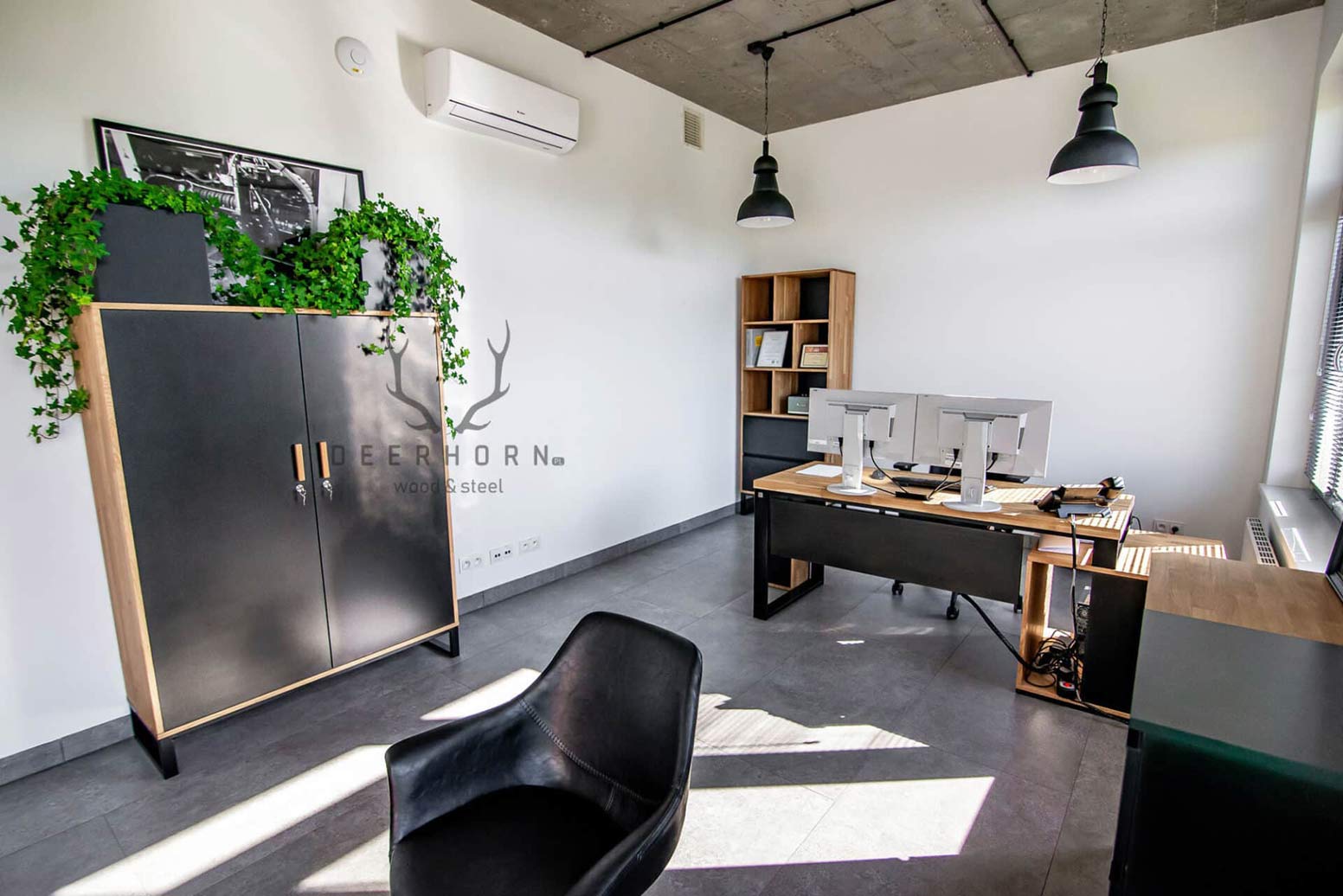 Armoire de bureau pour vêtements et classeurs. Largeur 118cm