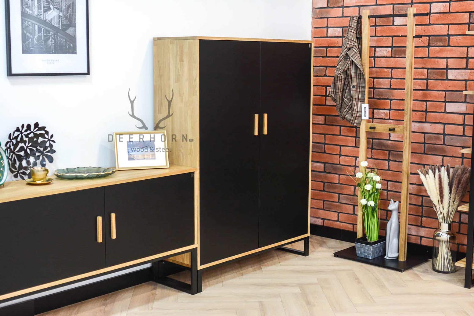 Armoire de bureau pour vêtements et classeurs. Largeur 118cm