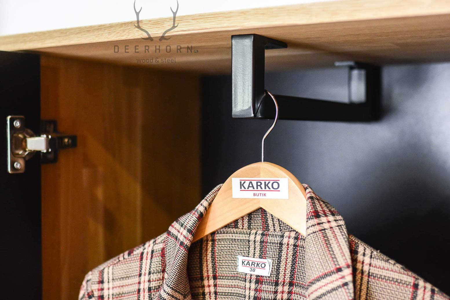 Armoire de bureau pour vêtements et classeurs. Largeur 118cm