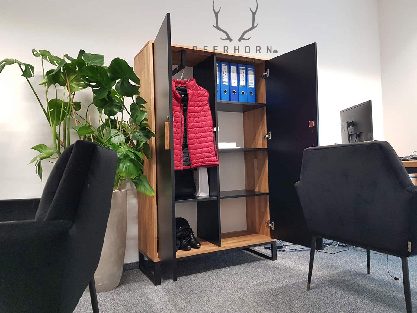 Armoire de bureau pour vêtements et classeurs. Largeur 118cm