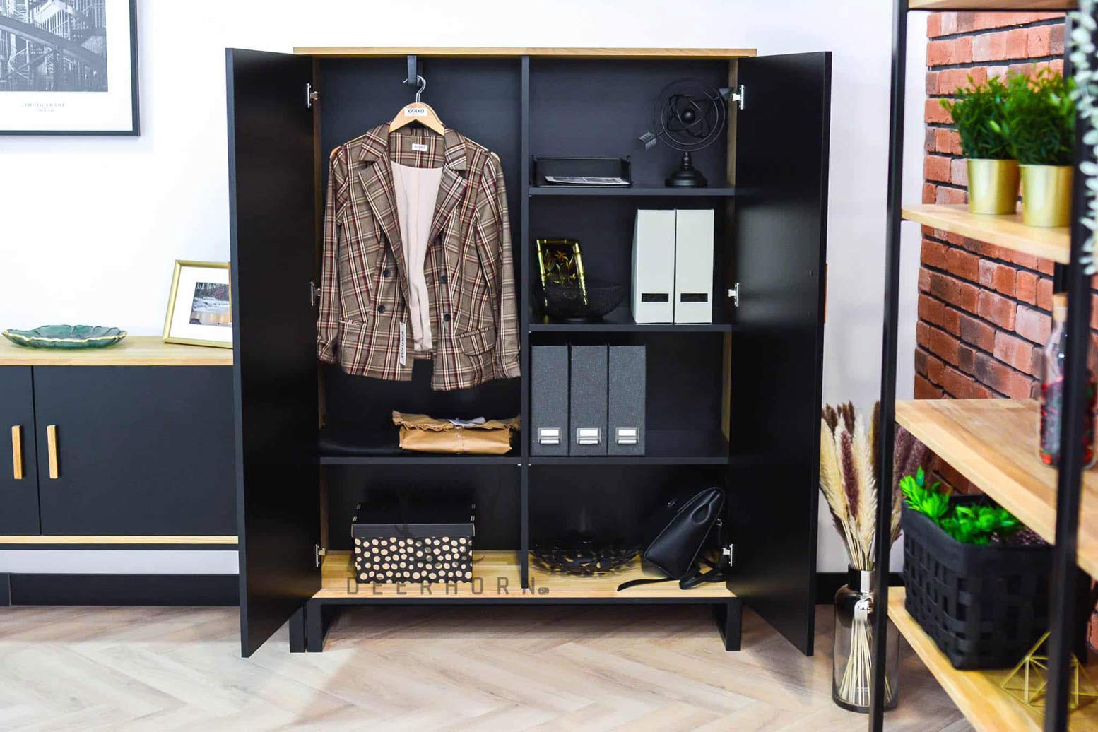 Armoire de bureau pour vêtements et classeurs. Largeur 118cm