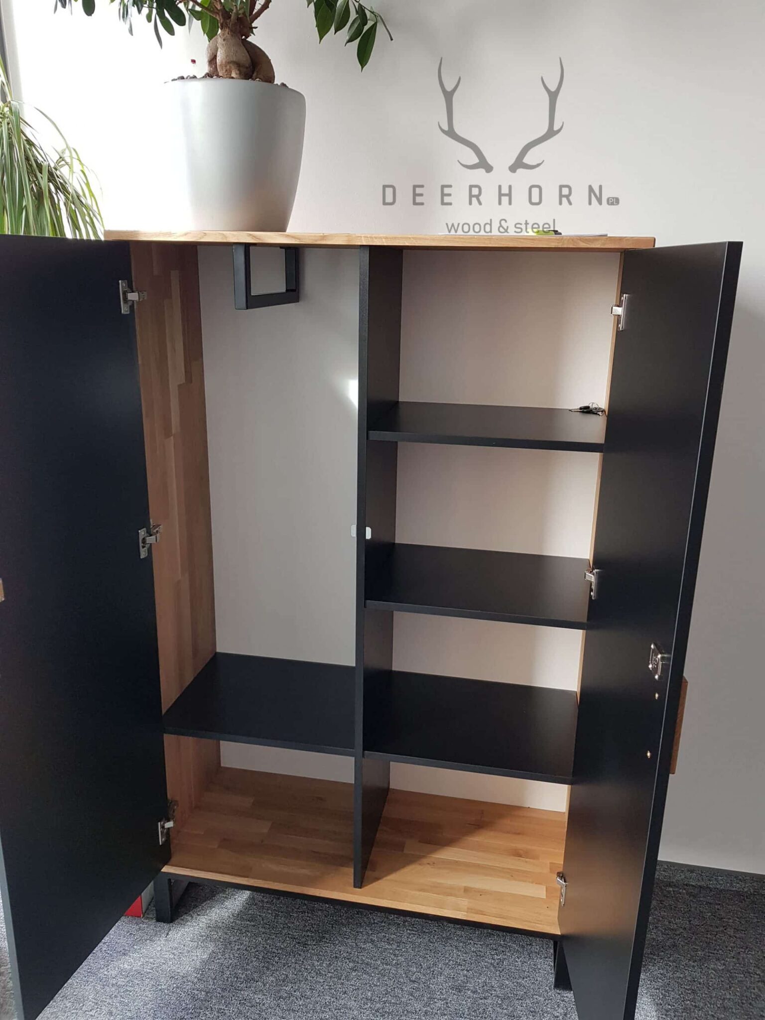 Armoire de bureau pour vêtements et classeurs. Largeur 118cm