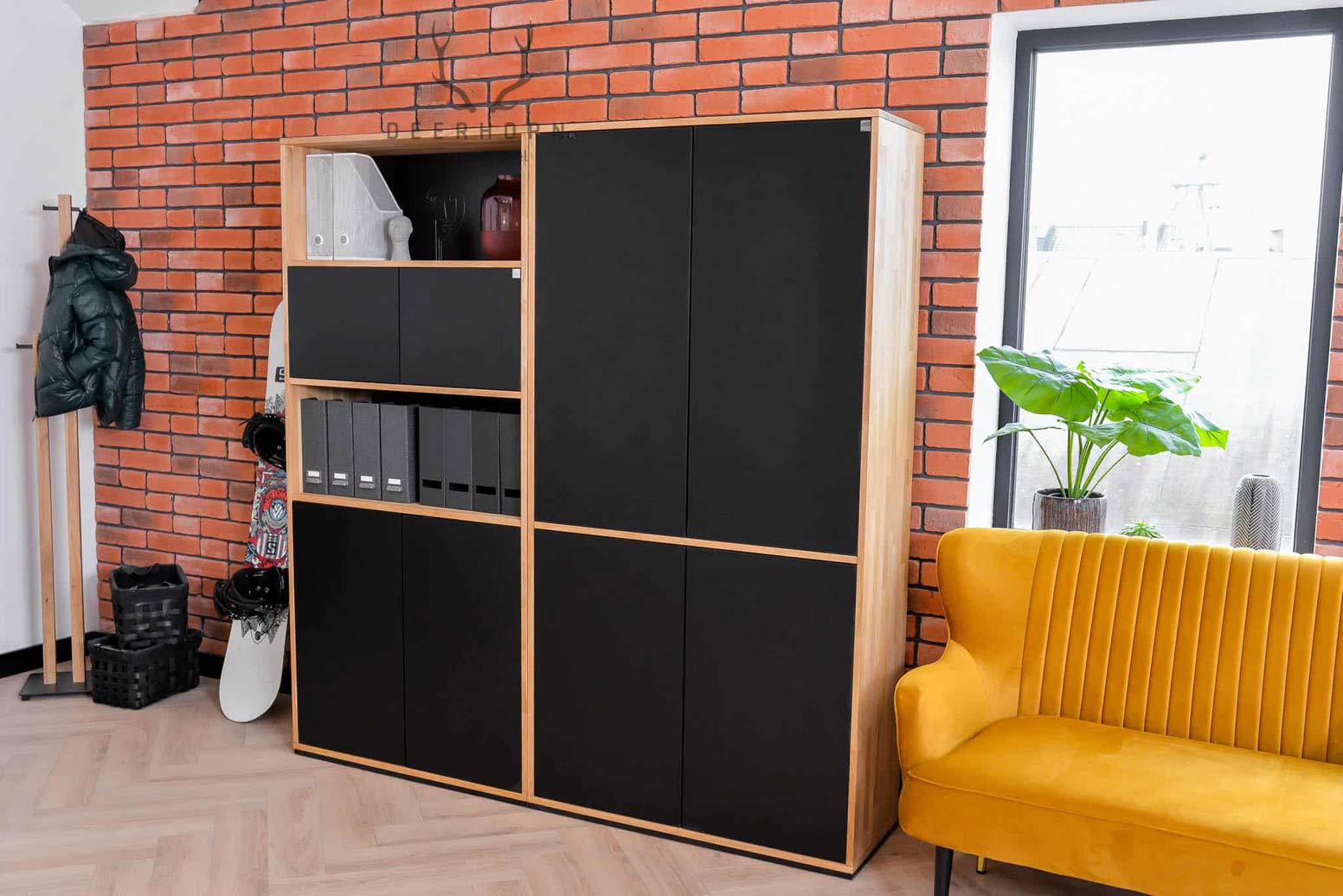 Bibliothèque de bureau moderne noire avec étagères étroites pour bureau de loft