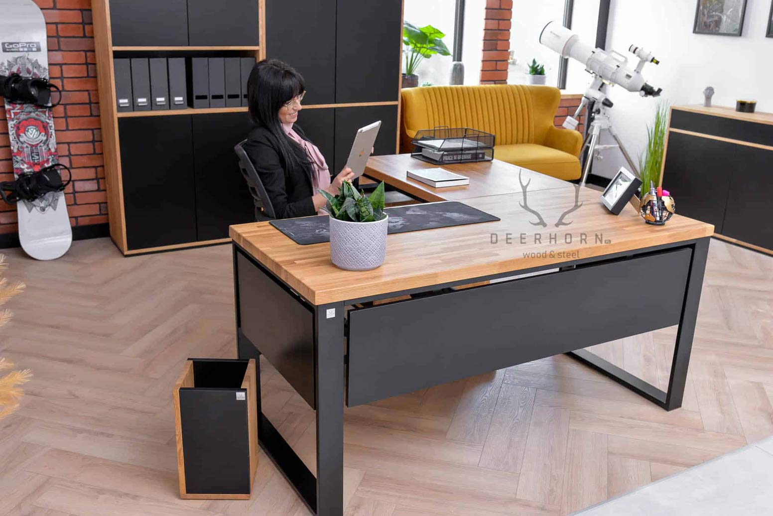 Bibliothèque de bureau moderne noire avec étagères étroites pour bureau de loft