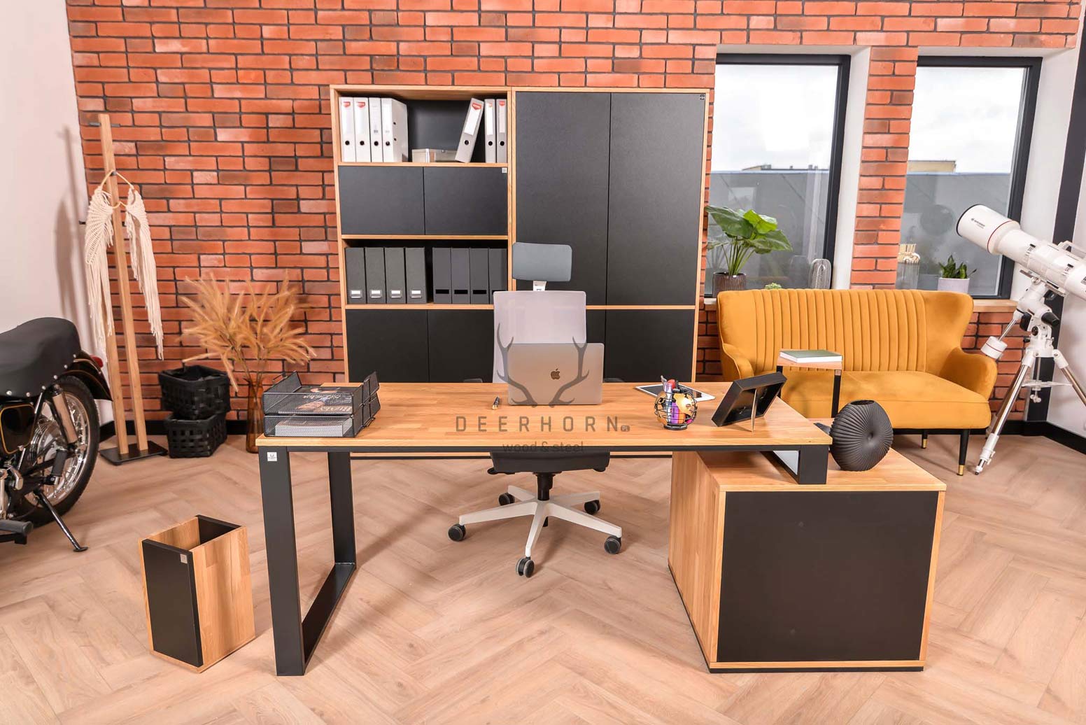 Bibliothèque de bureau moderne noire avec étagères étroites pour bureau de loft