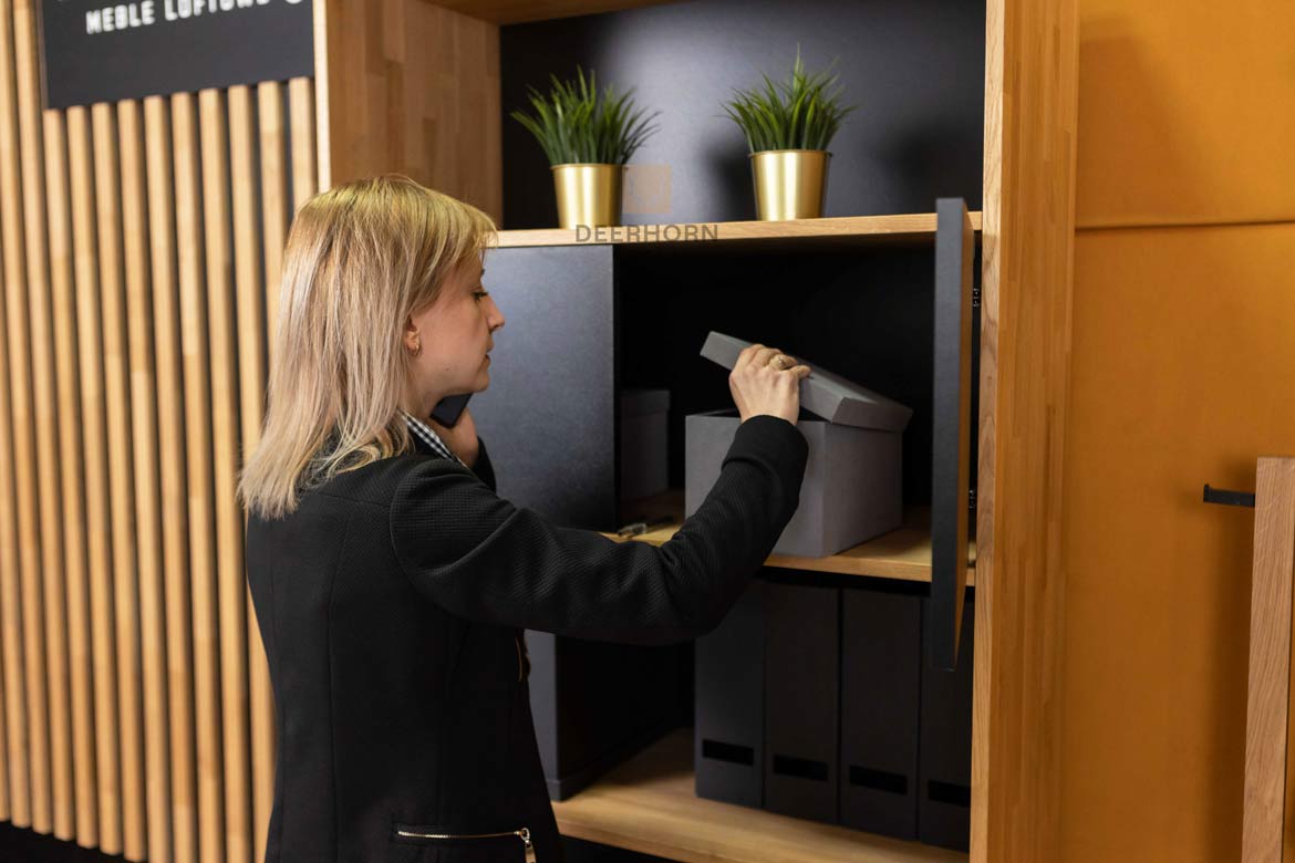 Bibliothèque de bureau moderne noire avec étagères étroites pour bureau de loft