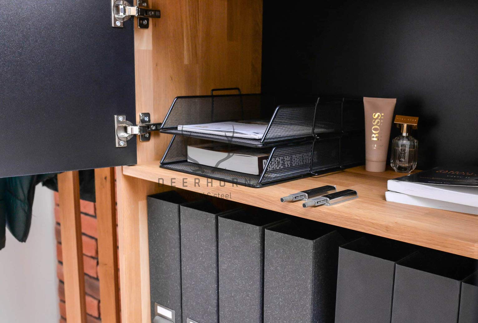 Bibliothèque de bureau moderne noire avec étagères étroites pour bureau de loft