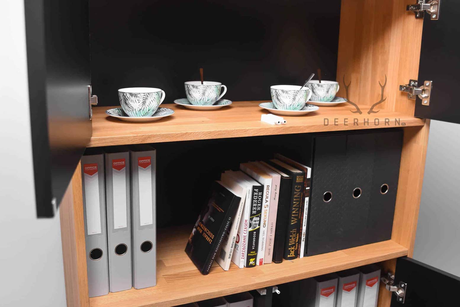 Bibliothèque de bureau moderne noire avec étagères étroites pour bureau de loft