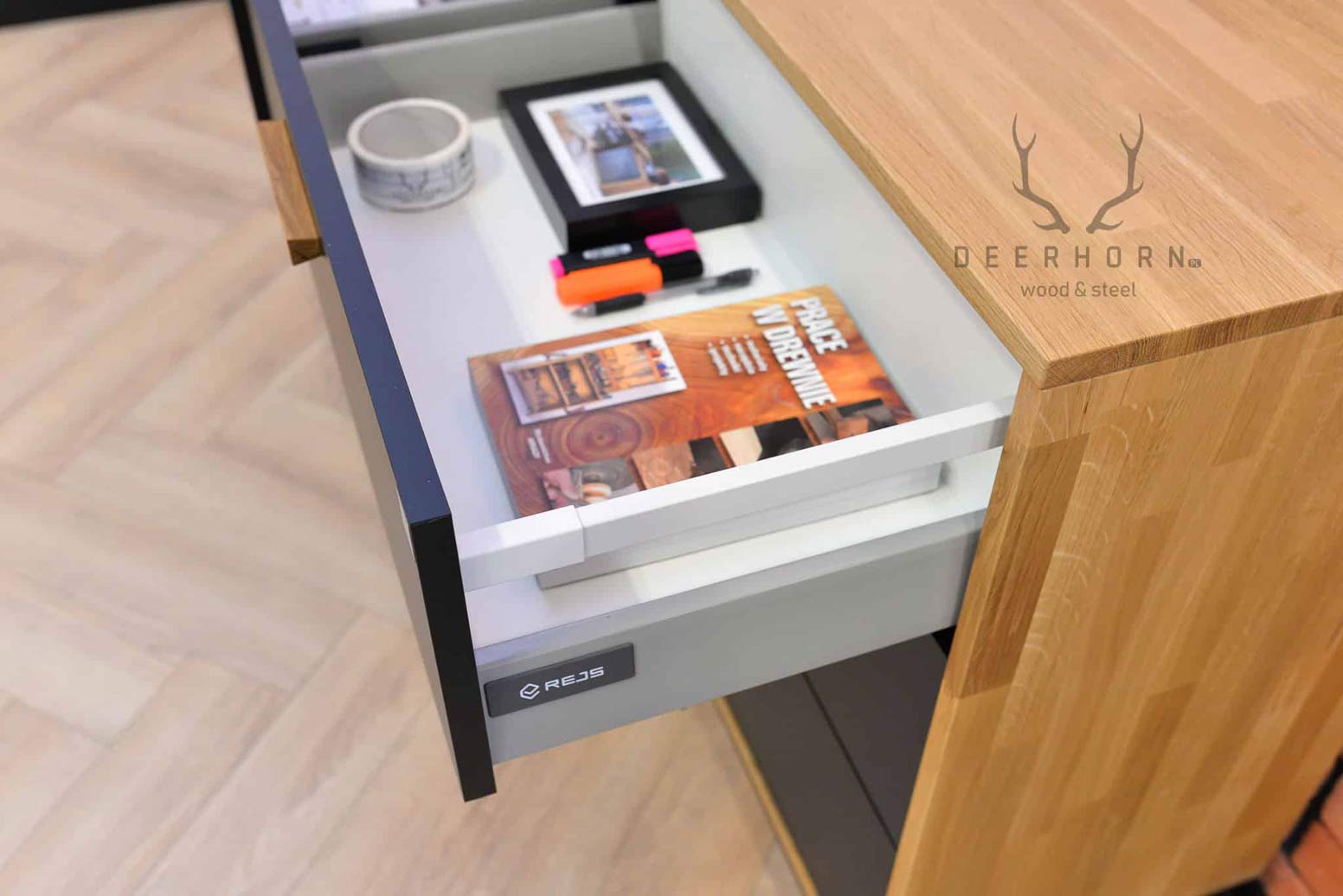 Commode en bois et métal de style industriel et loft. Largeur 140cm