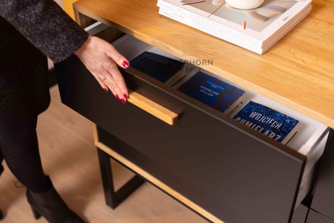 Une commode pour le bureau ou l'étude. Style moderne, loft. Noir. 140 cm de large.