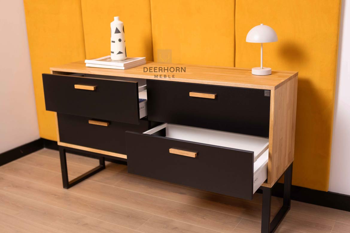 Une commode pour le bureau ou l'étude. Style moderne, loft. Noir. 140 cm de large.
