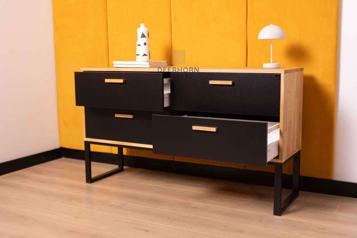 Une commode pour le bureau ou l'étude. Style moderne, loft. Noir. 140 cm de large.