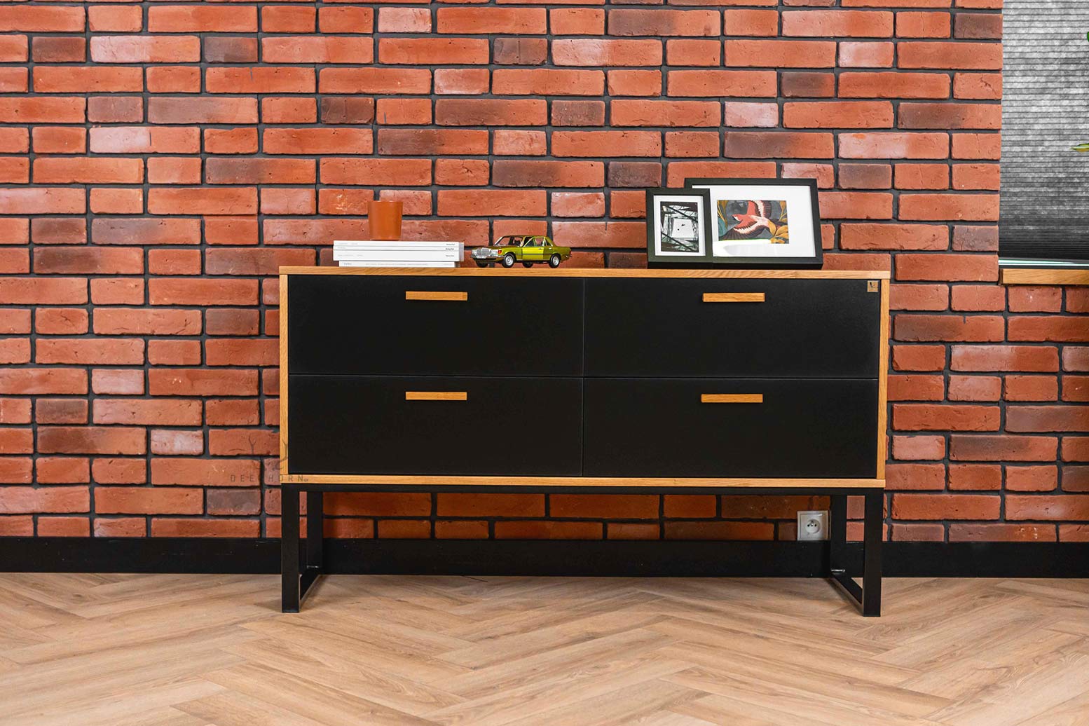 Une commode pour le bureau ou l'étude. Style moderne, loft. Noir. 140 cm de large.