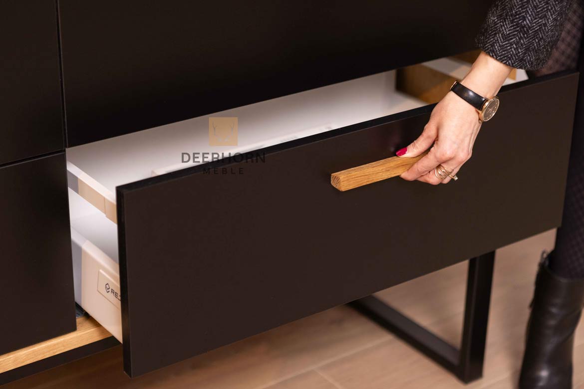 Une commode pour le bureau ou l'étude. Style moderne, loft. Noir. 140 cm de large.