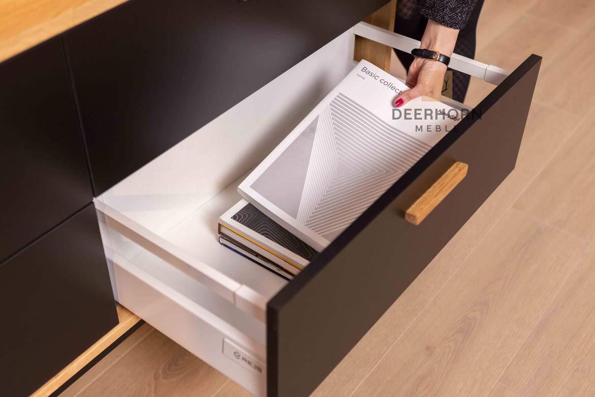 Une commode pour le bureau ou l'étude. Style moderne, loft. Noir. 140 cm de large.